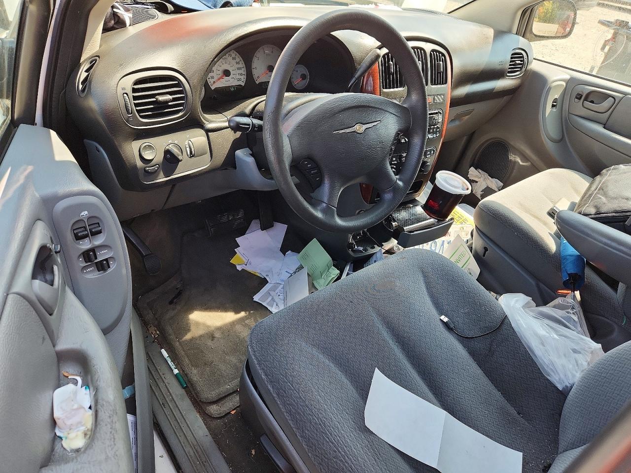 2005 CHRYSLER TOWN & COUNTRY LX — Фото 8 из 13