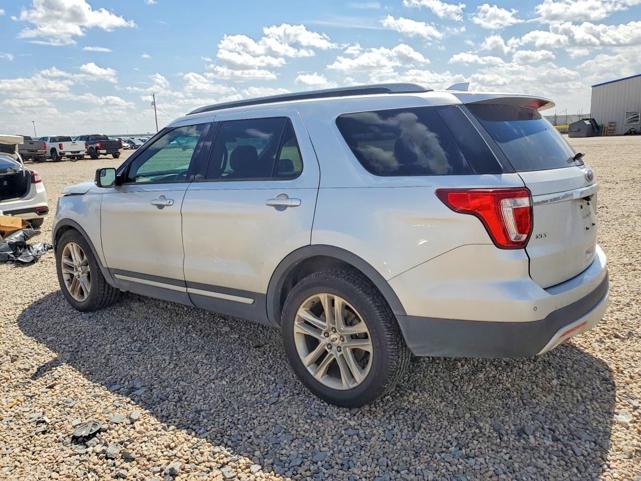 2016 FORD EXPLORER XLT — Фото 2 из 13