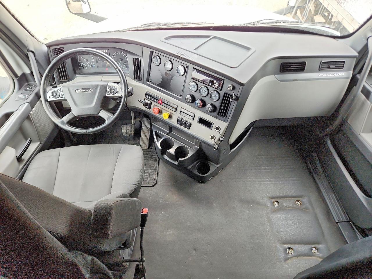 2020 FREIGHTLINER CASCADIA 126 SEMI TRUCK — Фото 8 из 14
