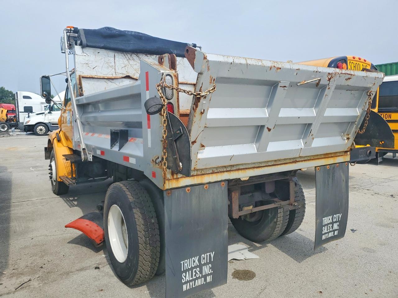 2002 STERLING  L7500 DUMP TRUCK — Фото 2 из 11