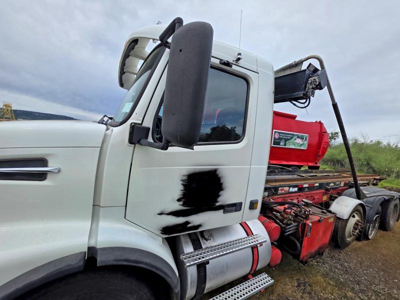 2002 VOLVO VHD — Фото 3 из 10