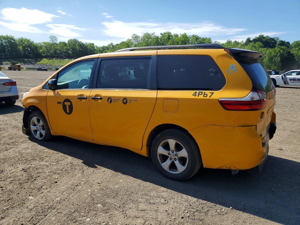2016 TOYOTA SIENNA LE — Фото 2 из 12