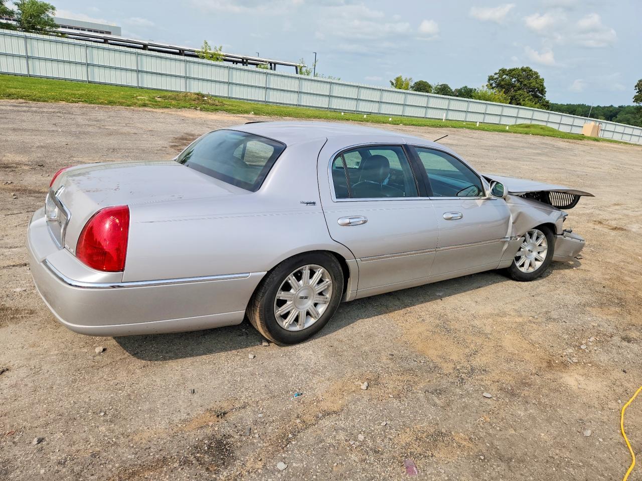 2009 LINCOLN TOWN CAR SIGNATURE LIMITED — Фото 3 из 12