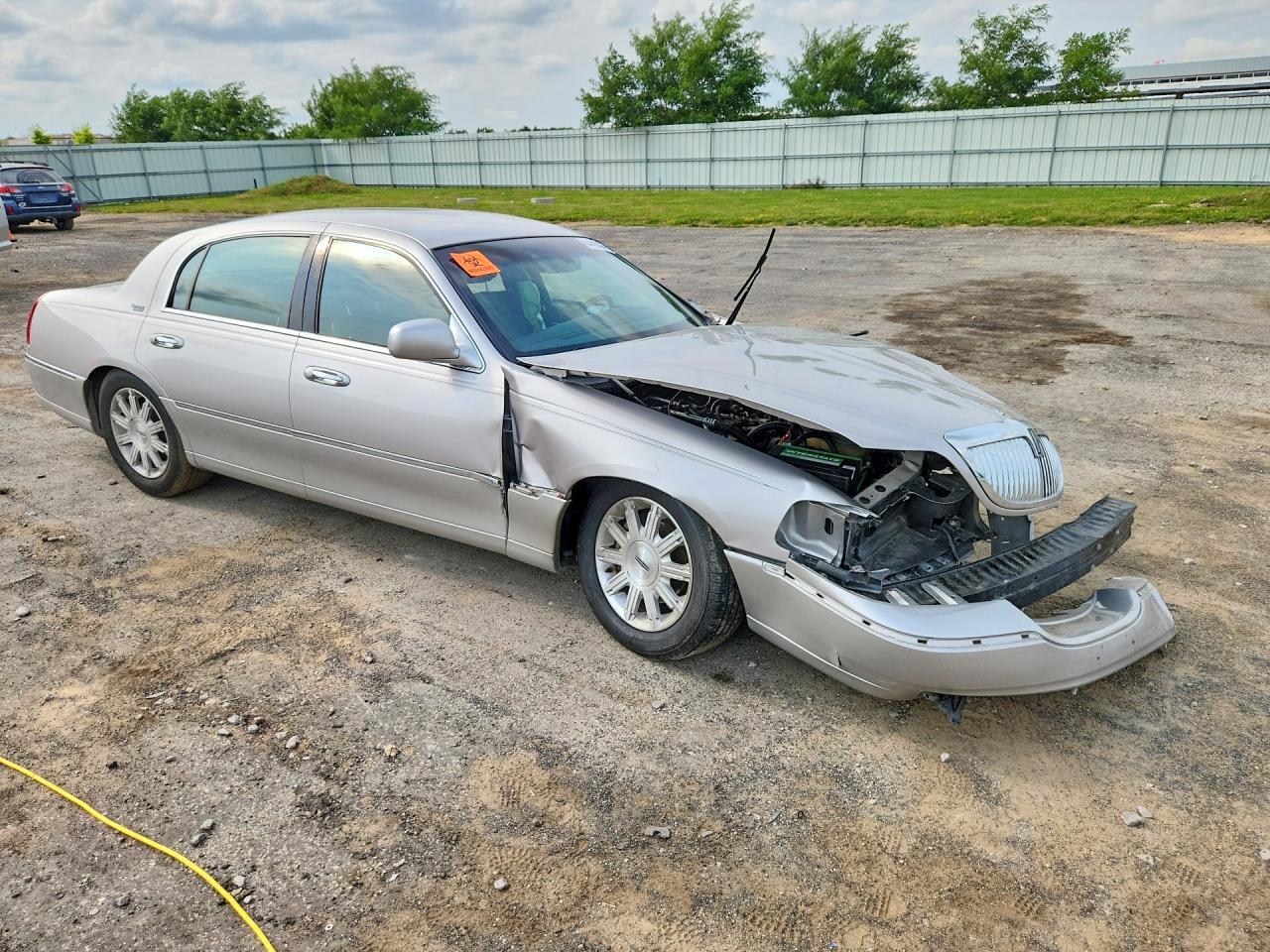 2009 LINCOLN TOWN CAR SIGNATURE LIMITED — Фото 4 из 12