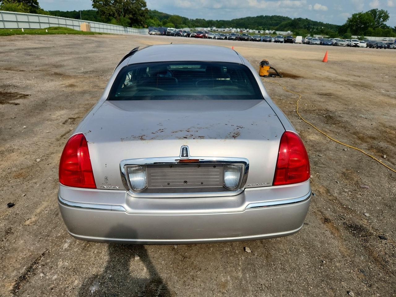 2009 LINCOLN TOWN CAR SIGNATURE LIMITED — Фото 6 из 12