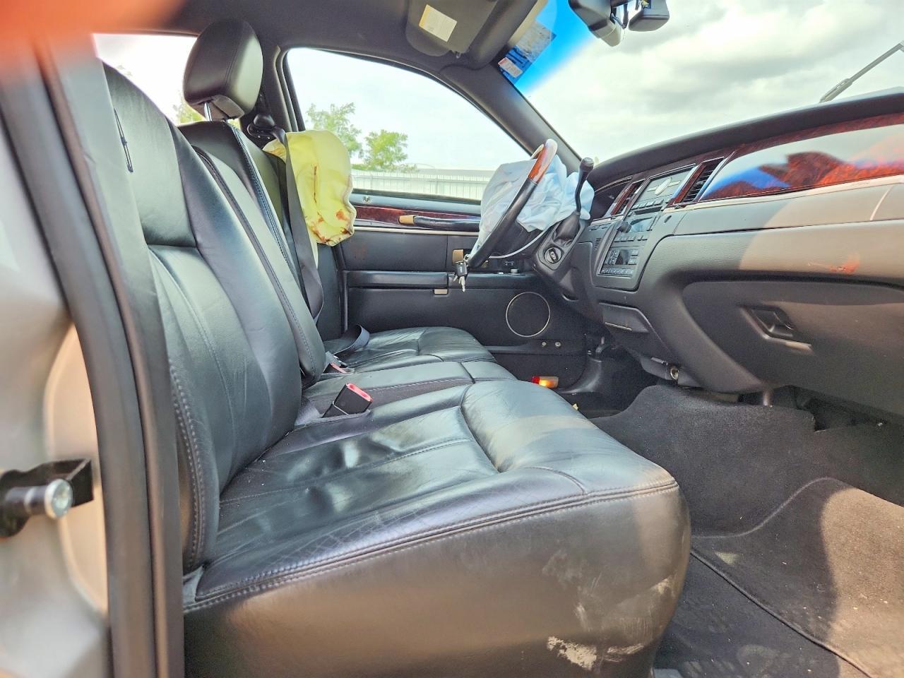 2009 LINCOLN TOWN CAR SIGNATURE LIMITED — Фото 7 из 12