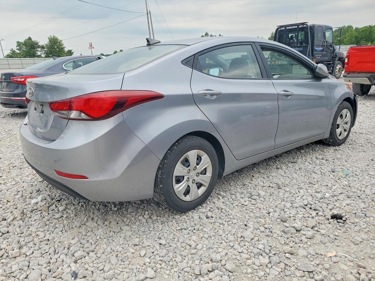 2016 HYUNDAI ELANTRA SE — Фото 3 из 13