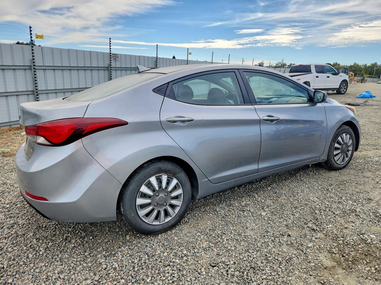 2016 HYUNDAI ELANTRA SE — Фото 3 из 12