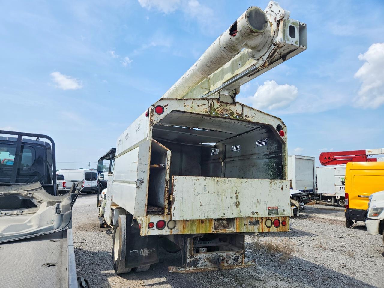 2003 INTERNATIONAL 4300 FORESTRY BUCKET TRUCK — Фото 2 из 11