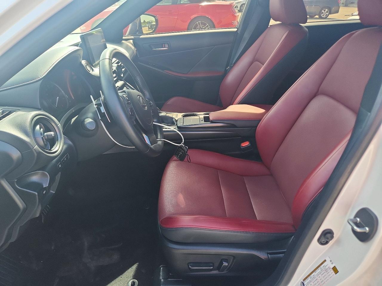 2024 LEXUS IS 300 BASE — Фото 7 из 13