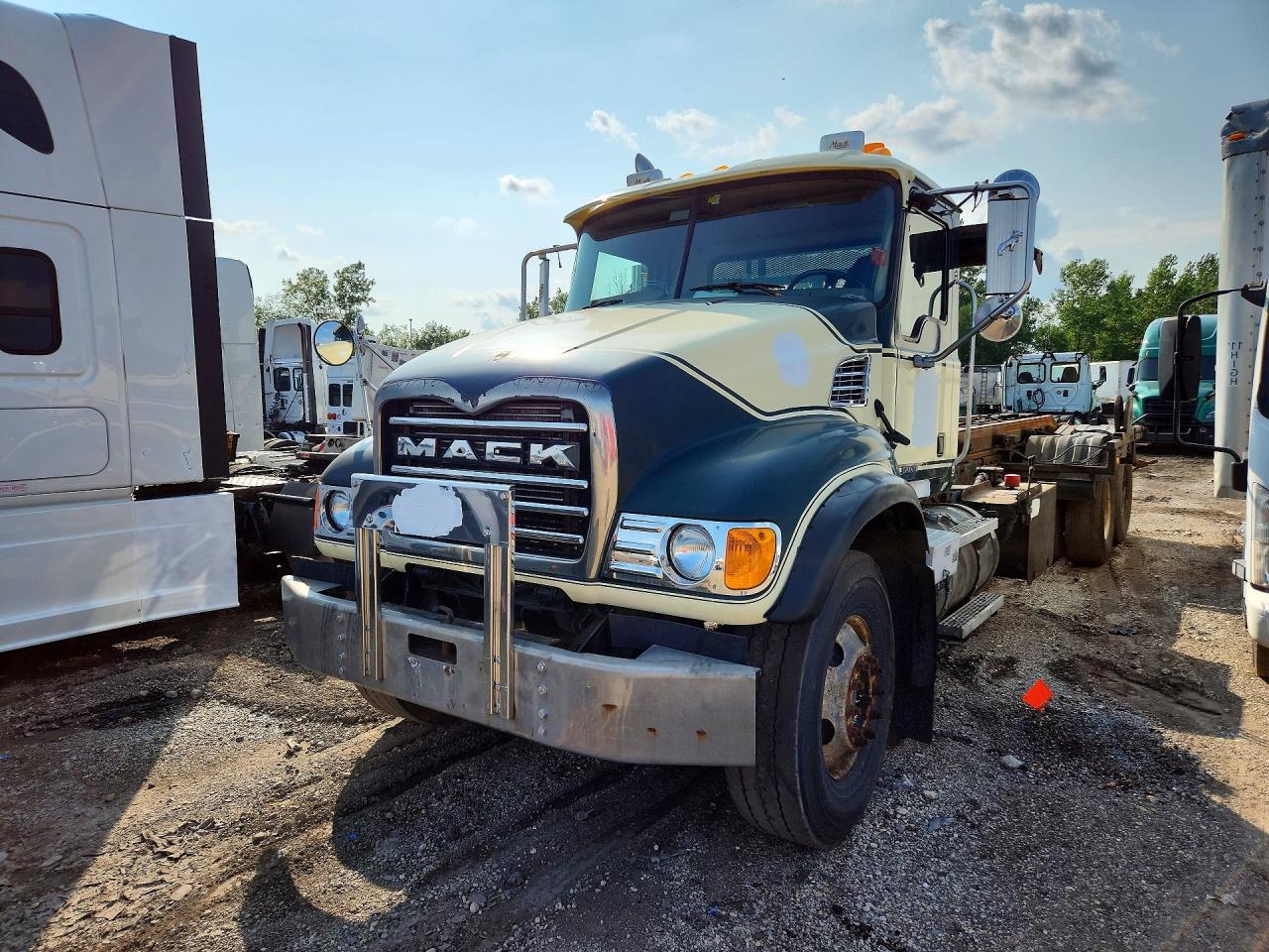 2006 MACK 700 1M2AG11C86M045196