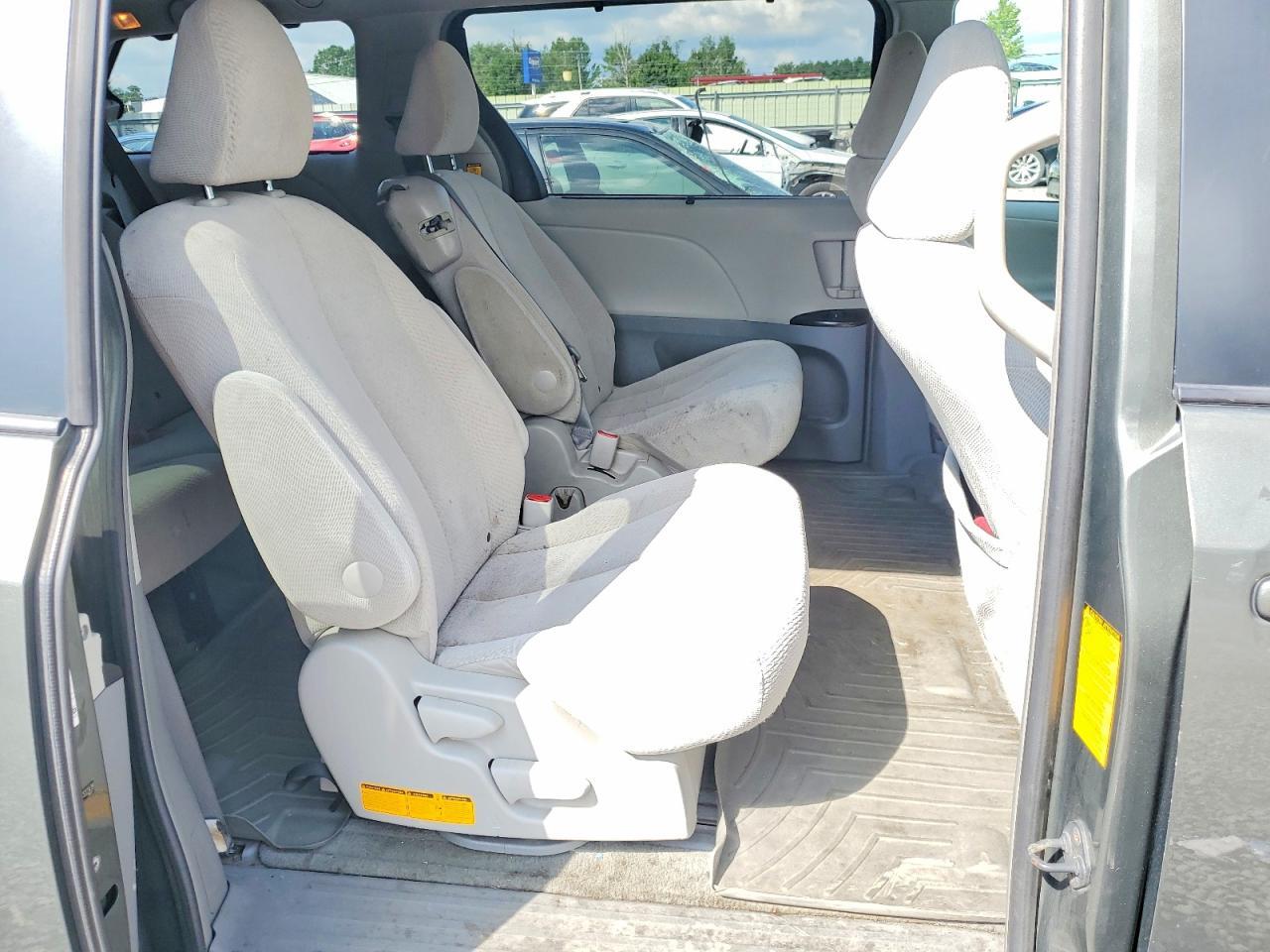 2012 TOYOTA SIENNA LE — Фото 11 из 13