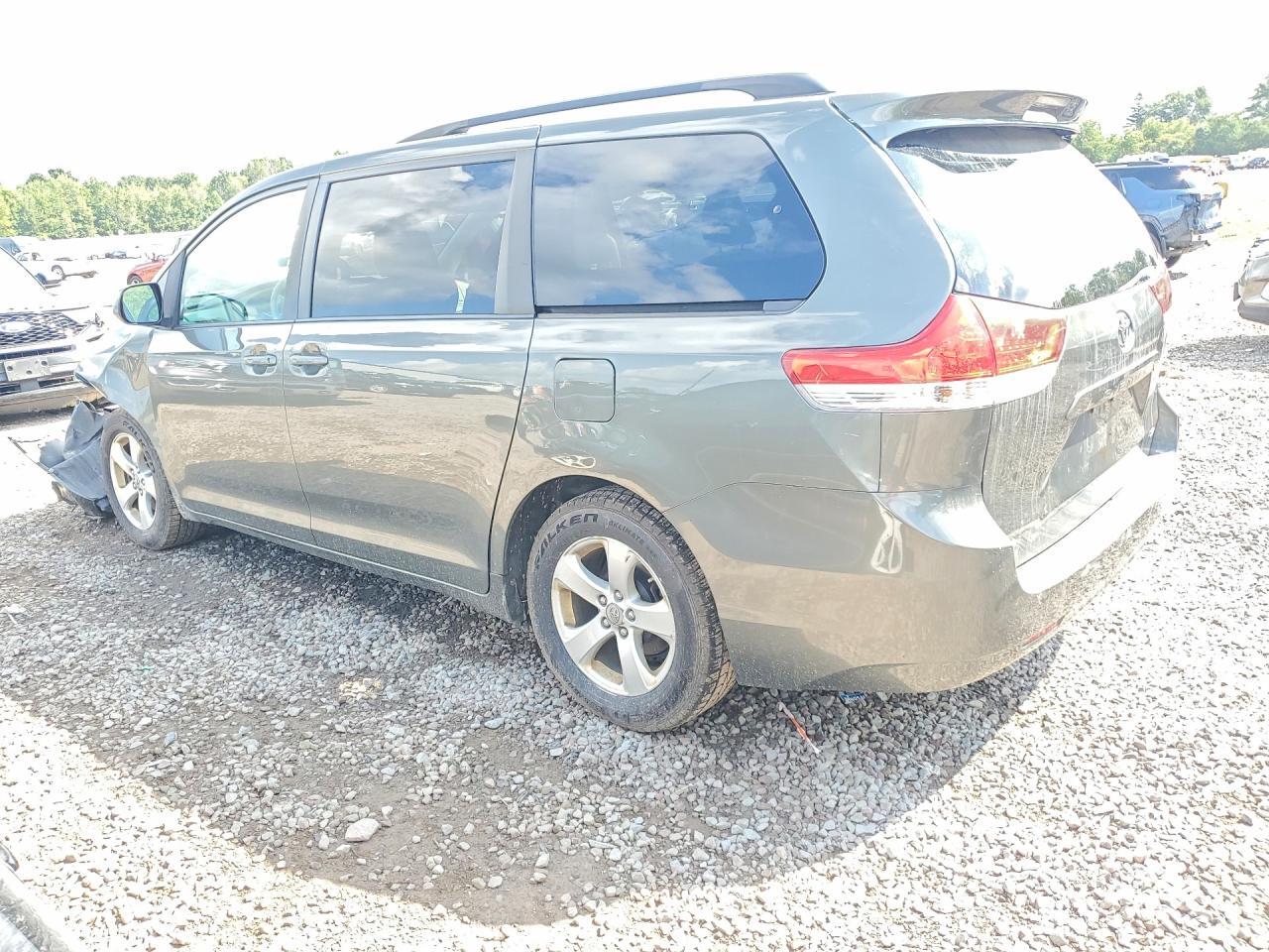 2012 TOYOTA SIENNA LE — Фото 2 из 13