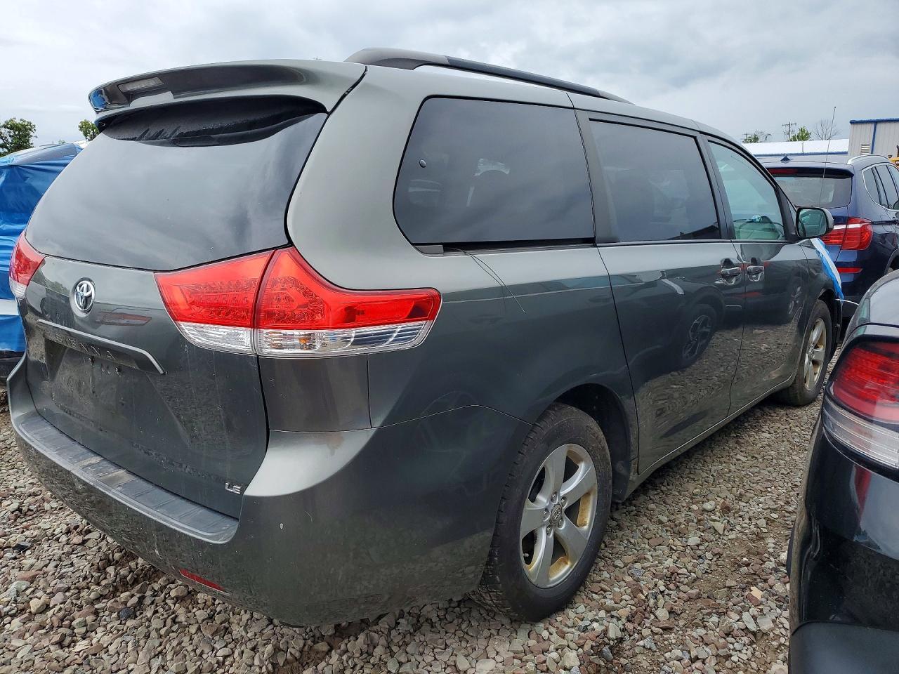 2012 TOYOTA SIENNA LE — Фото 3 из 13