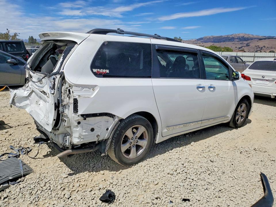 2012 TOYOTA SIENNA LE — Фото 3 из 13