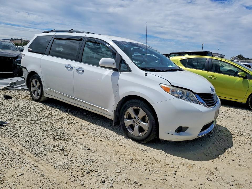 2012 TOYOTA SIENNA LE — Фото 4 из 13