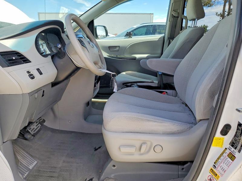 2012 TOYOTA SIENNA LE — Фото 7 из 13