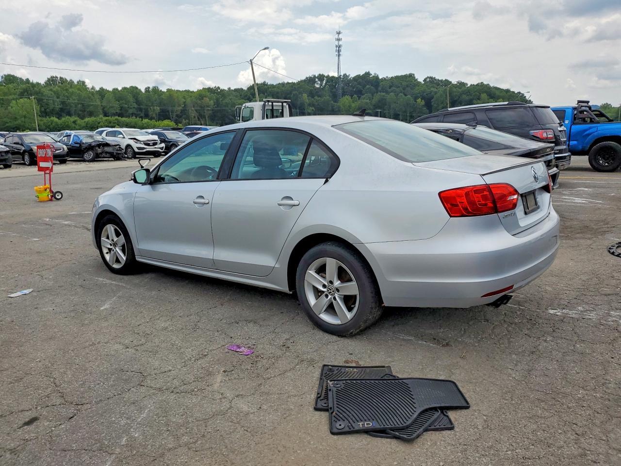2012 VOLKSWAGEN JETTA TDI — Фото 2 из 12