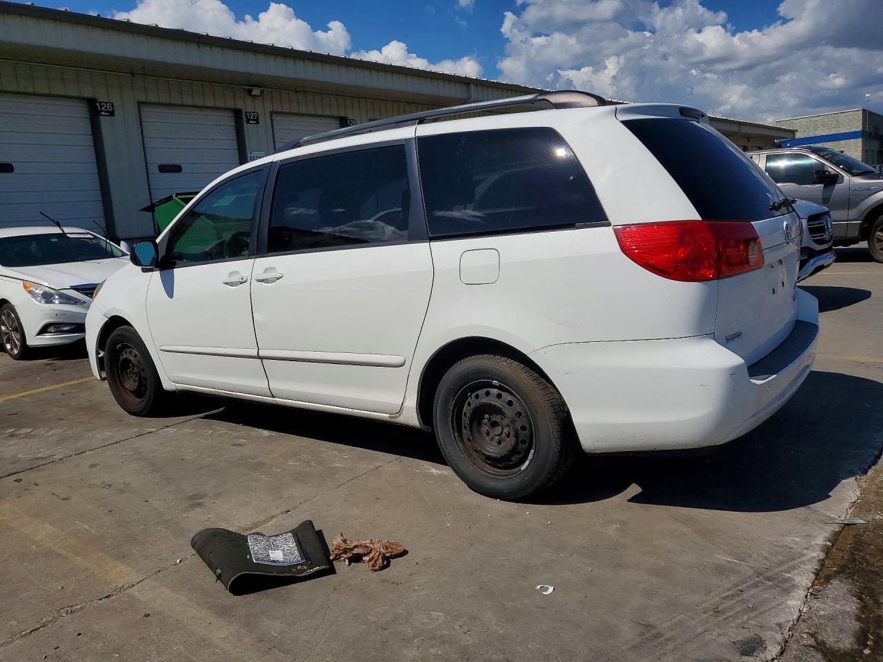 2009 TOYOTA SIENNA LE 8-PASSENGER — Фото 2 из 13