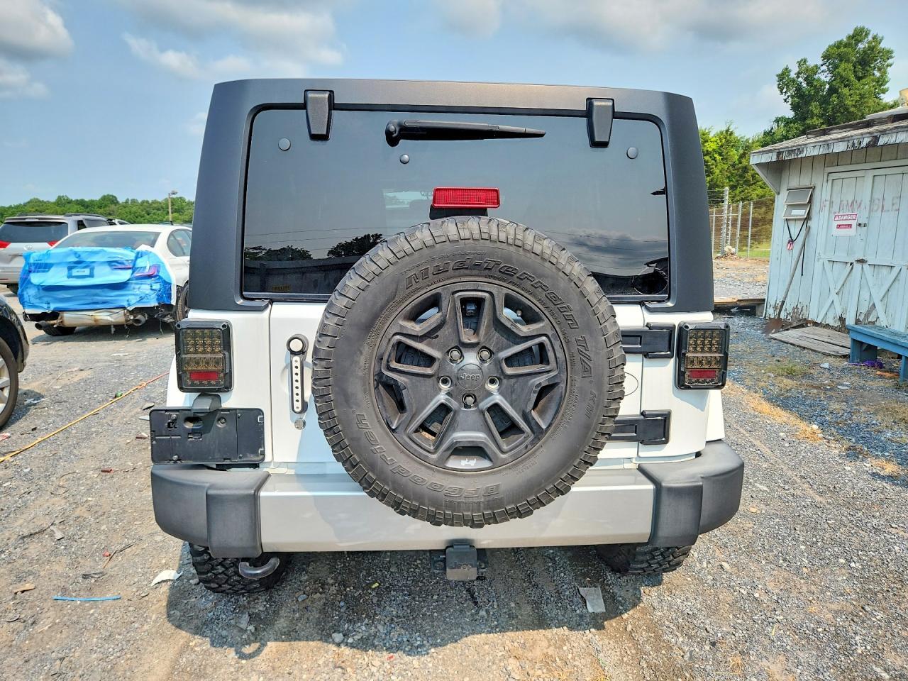 2016 JEEP WRANGLER UNLIMITED SAHARA — Фото 6 из 13