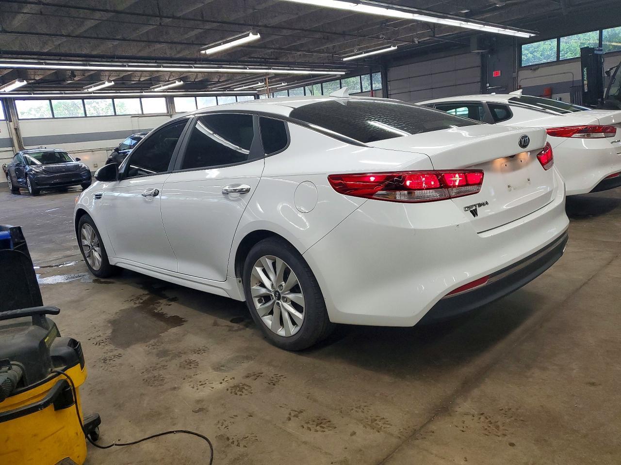 2016 KIA OPTIMA LX — Фото 2 из 12