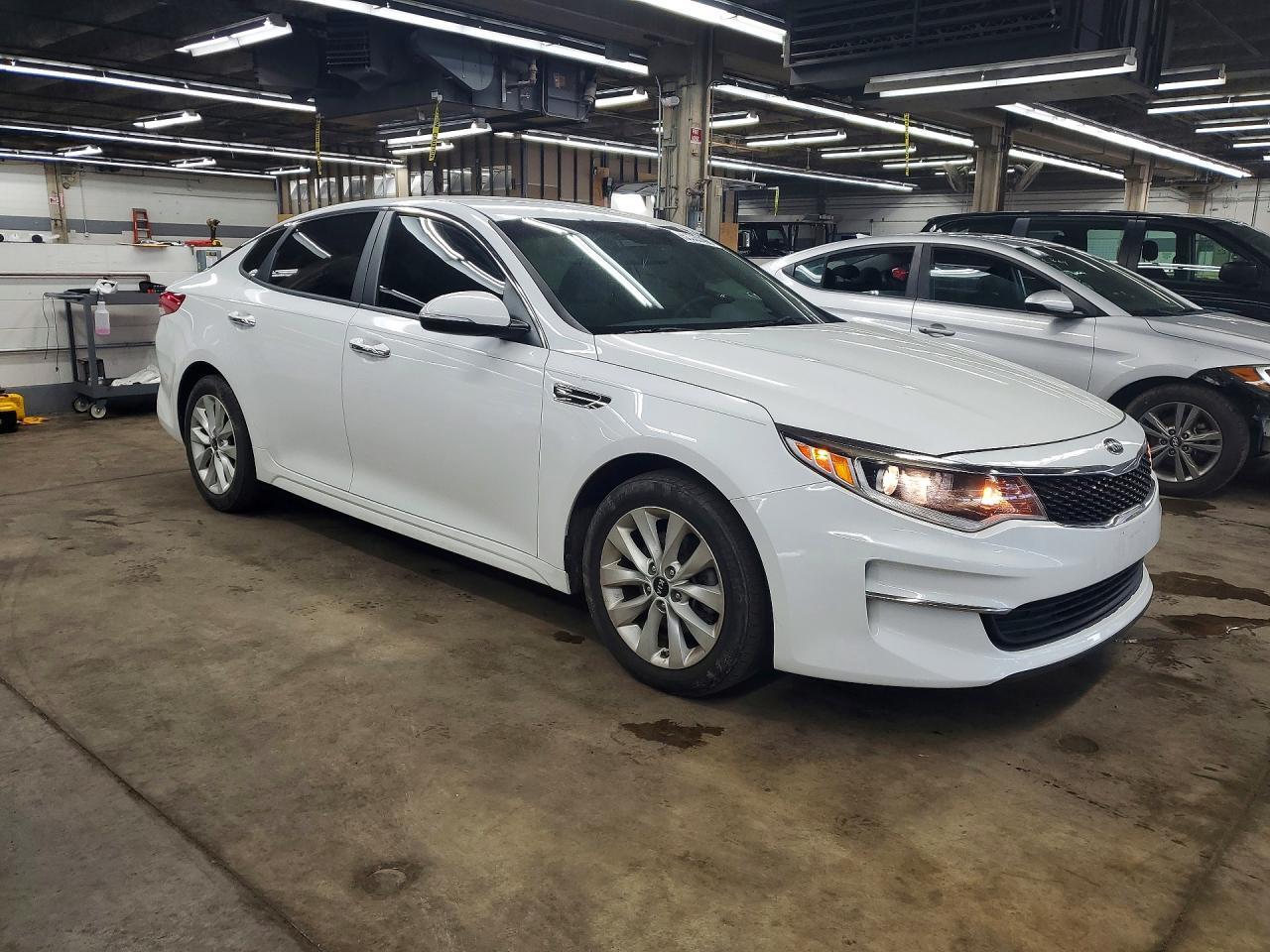 2016 KIA OPTIMA LX — Фото 4 из 12