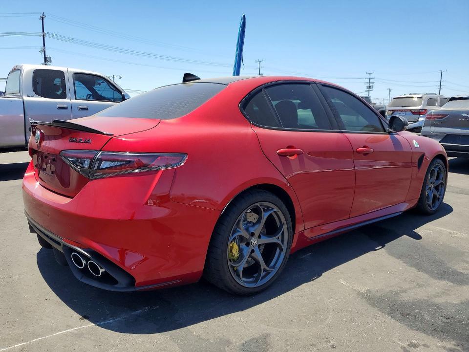 2024 ALFA ROMEO GIULIA QUADRIFOGLIO — Фото 3 из 12