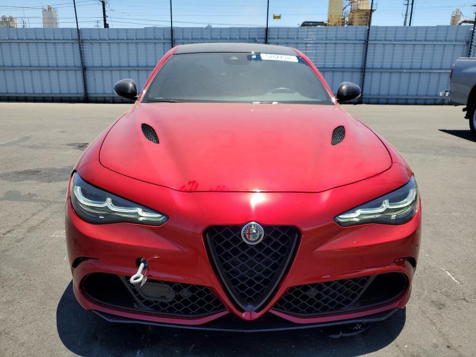 2024 ALFA ROMEO GIULIA QUADRIFOGLIO — Фото 5 из 12