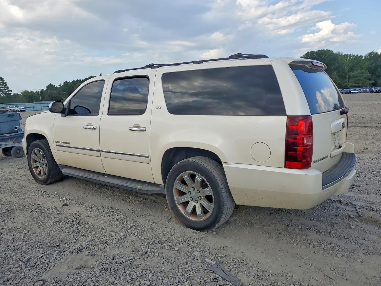 2010 CHEVROLET SUBURBAN C1500 LTZ — Фото 2 из 13