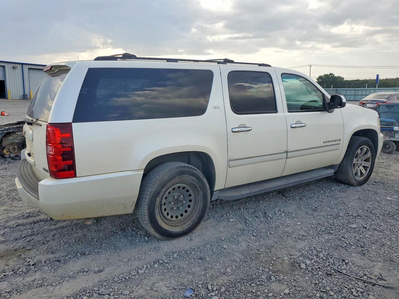2010 CHEVROLET SUBURBAN C1500 LTZ — Фото 3 из 13