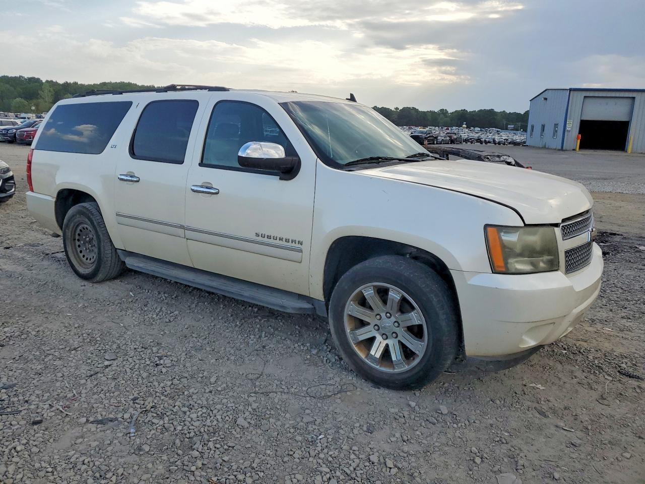 2010 CHEVROLET SUBURBAN C1500 LTZ — Фото 4 из 13