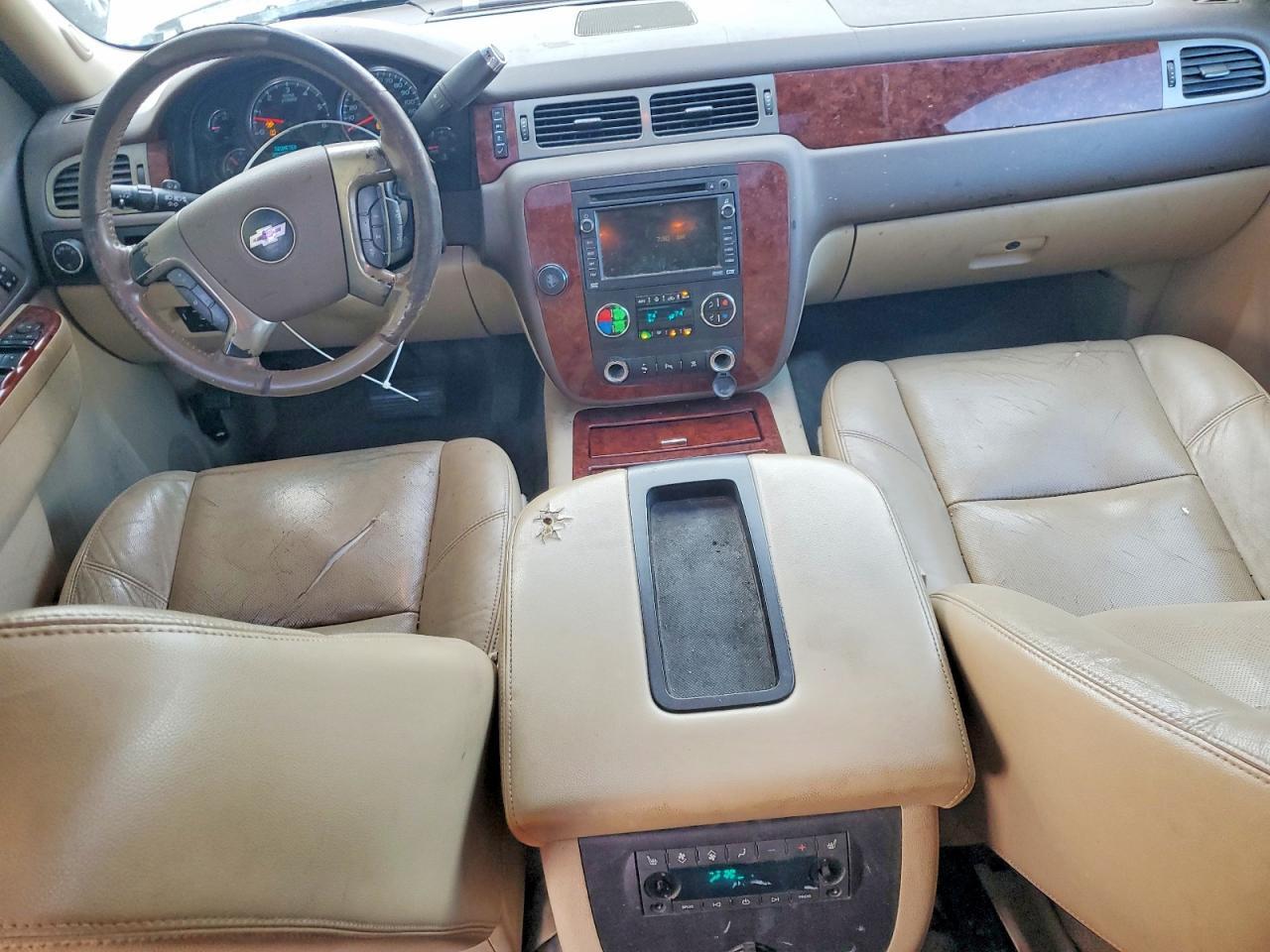 2010 CHEVROLET SUBURBAN C1500 LTZ — Фото 8 из 13
