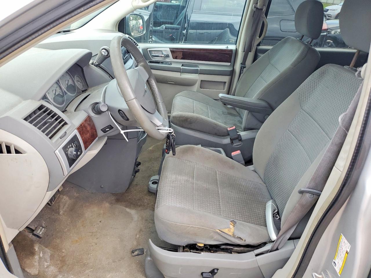 2010 CHRYSLER TOWN & COUNTRY TOURING — Фото 7 из 12