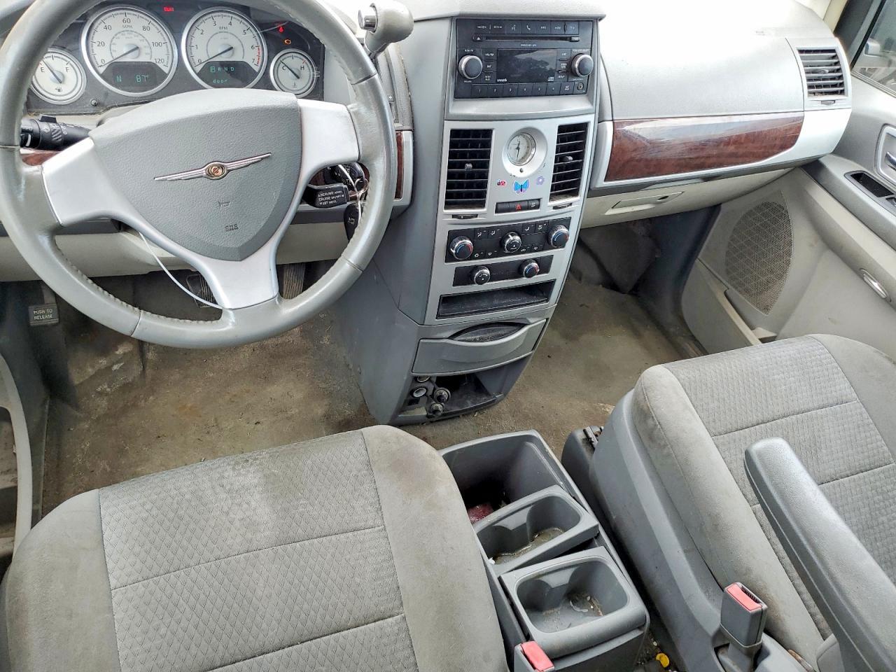 2010 CHRYSLER TOWN & COUNTRY TOURING — Фото 8 из 12