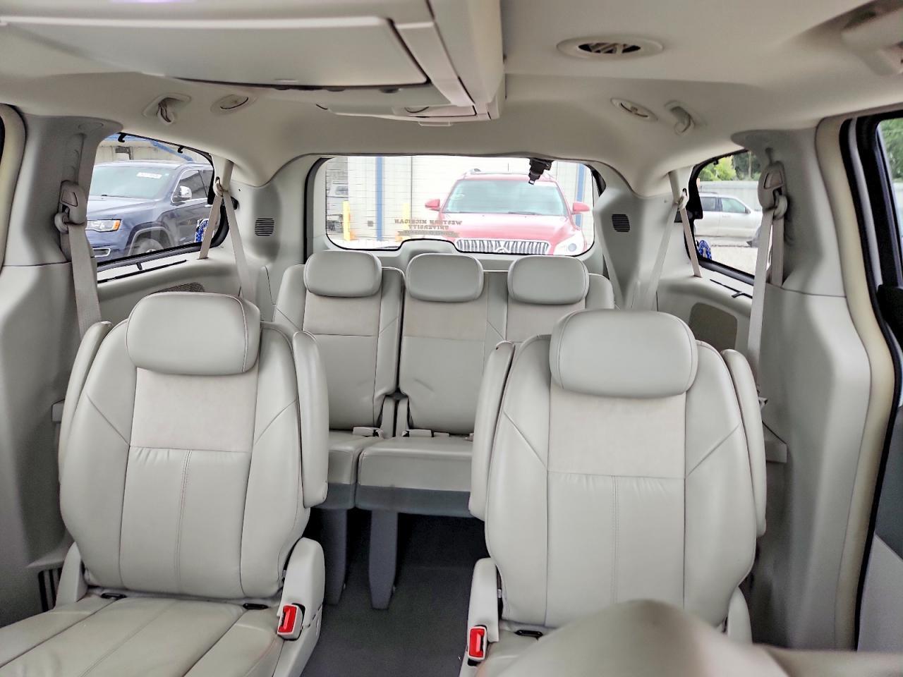 2010 CHRYSLER TOWN & COUNTRY LIMITED — Фото 10 из 13