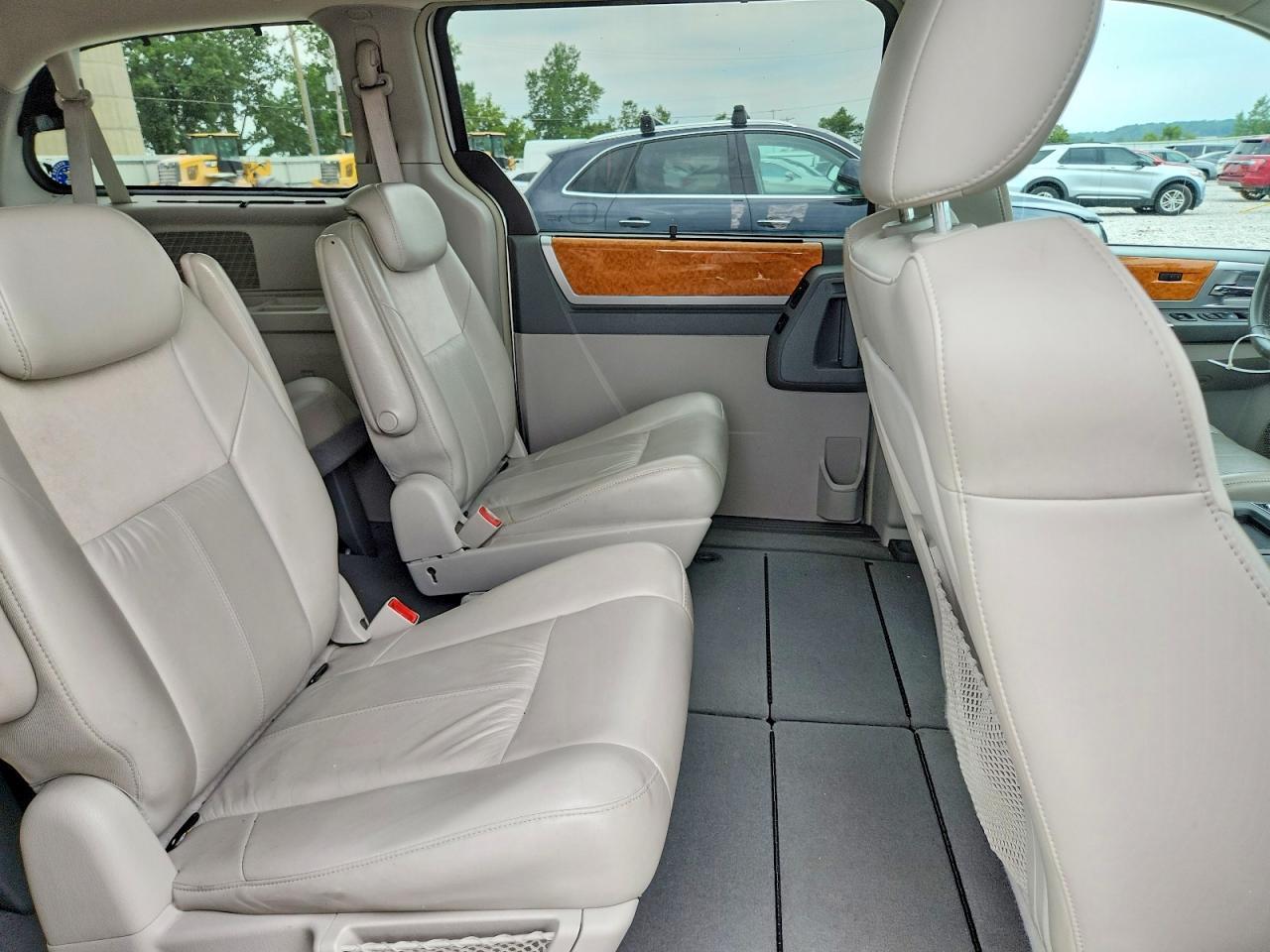 2010 CHRYSLER TOWN & COUNTRY LIMITED — Фото 11 из 13