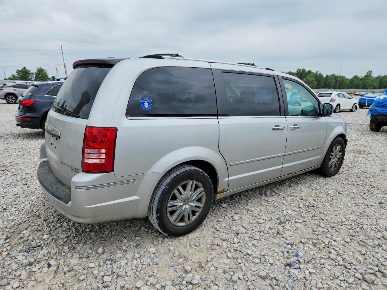 2010 CHRYSLER TOWN & COUNTRY LIMITED — Фото 3 из 13