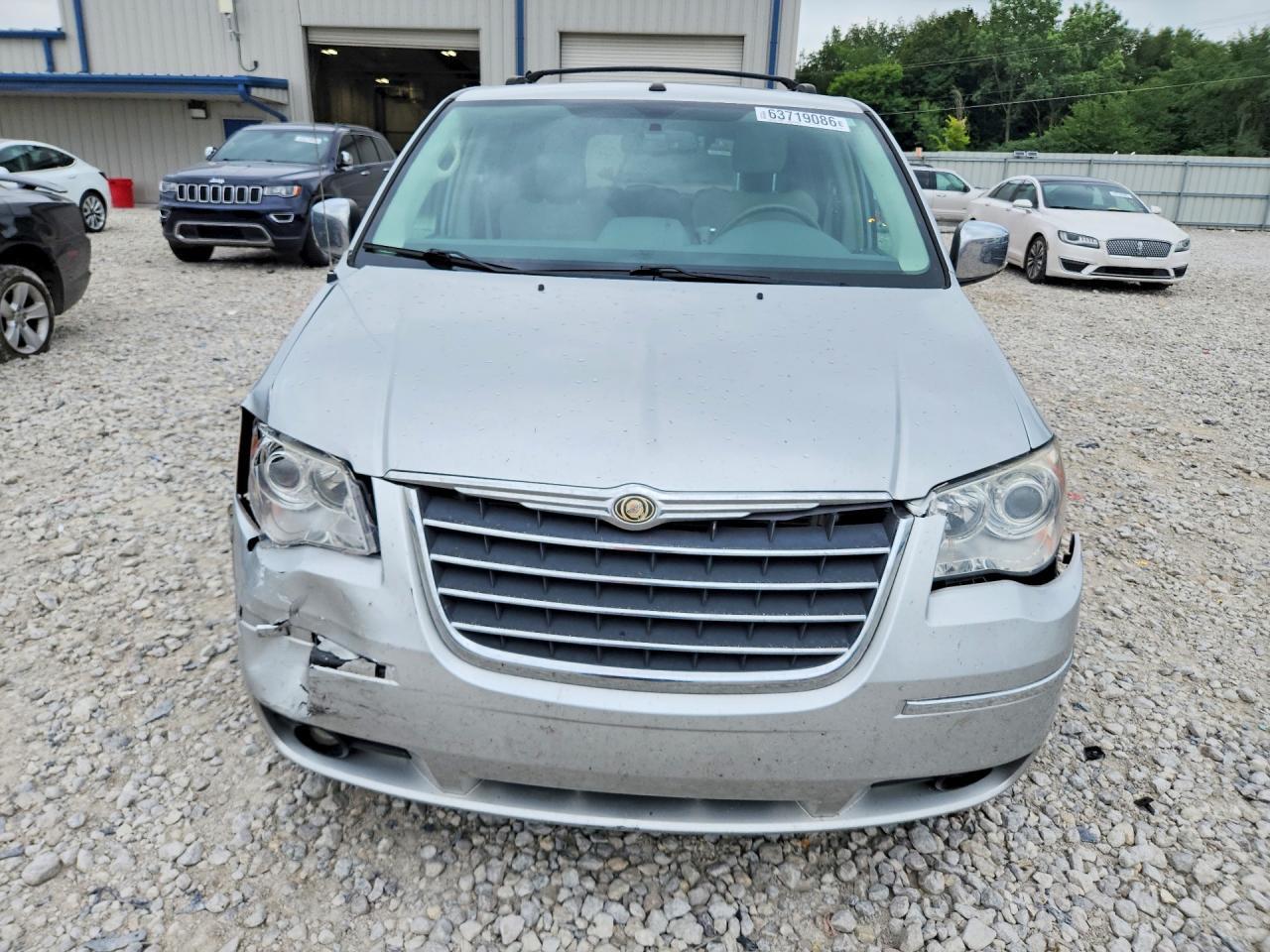 2010 CHRYSLER TOWN & COUNTRY LIMITED — Фото 5 из 13