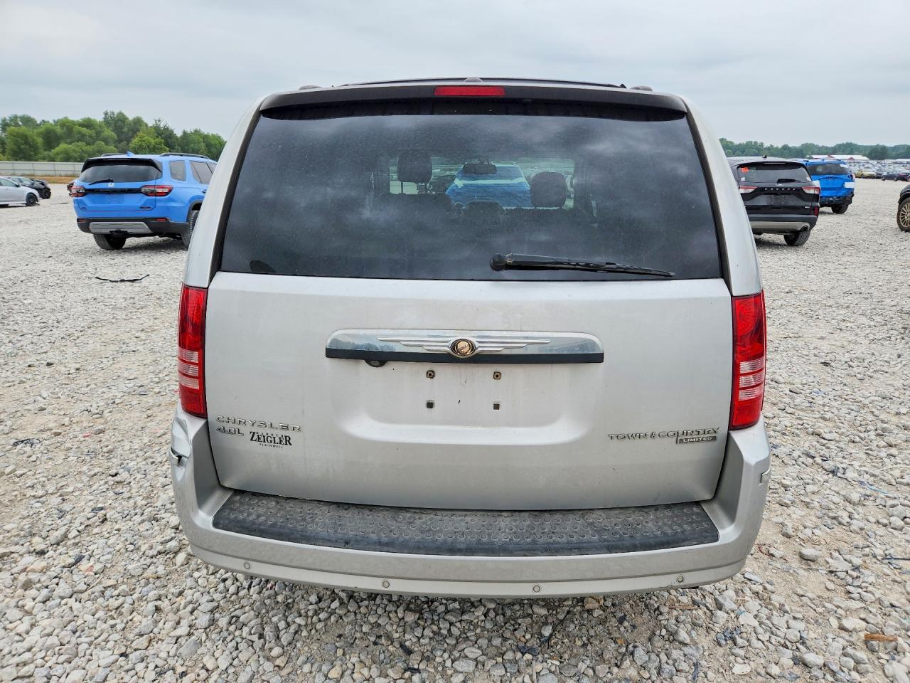 2010 CHRYSLER TOWN & COUNTRY LIMITED — Фото 6 из 13