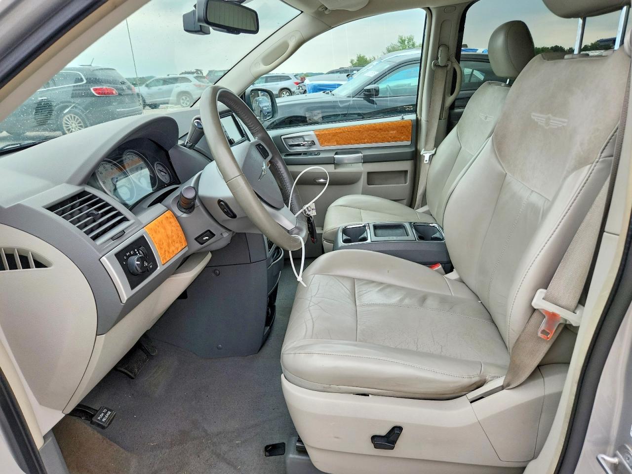 2010 CHRYSLER TOWN & COUNTRY LIMITED — Фото 7 из 13
