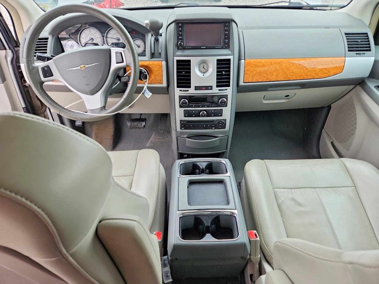 2010 CHRYSLER TOWN & COUNTRY LIMITED — Фото 8 из 13