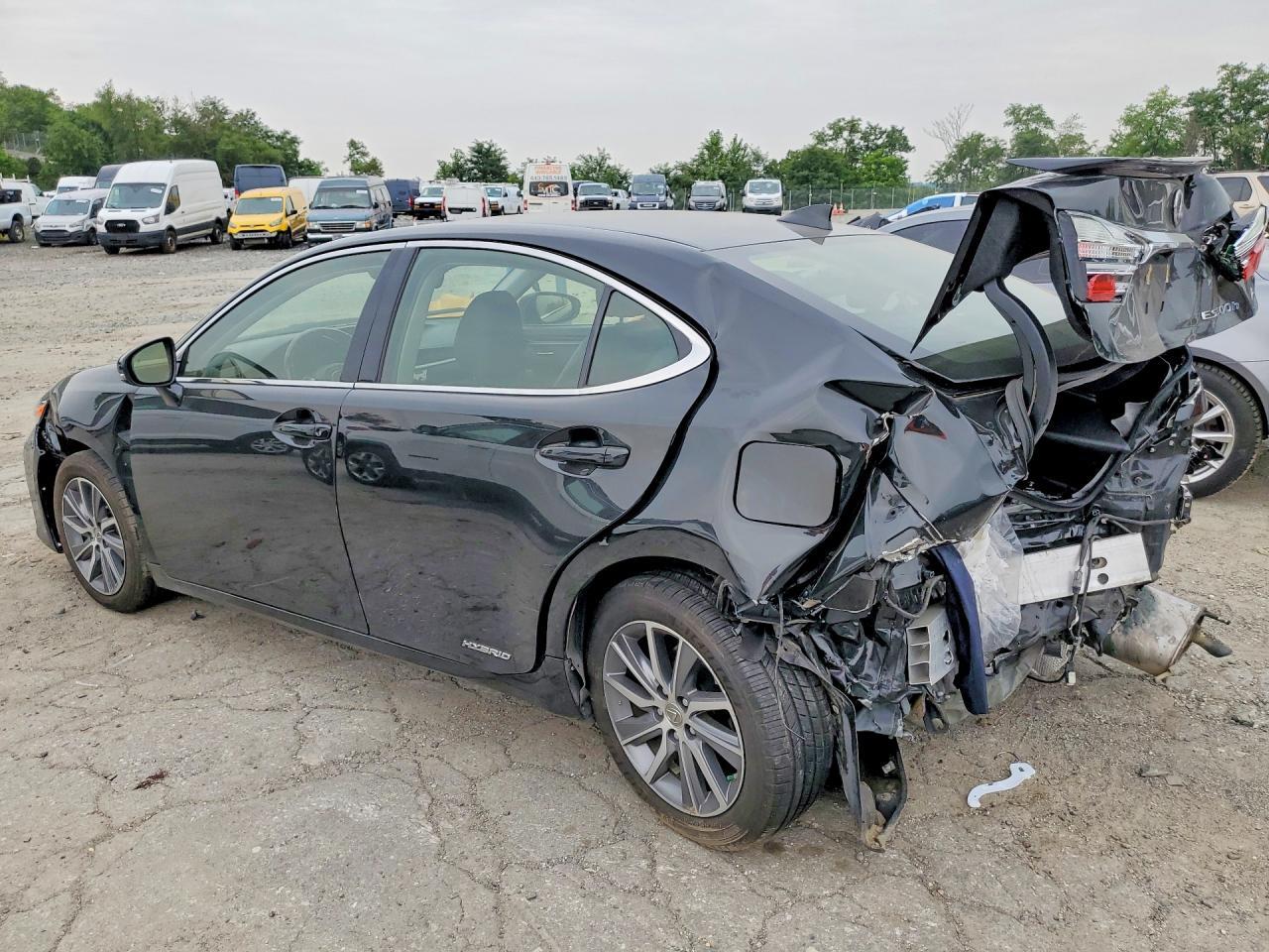 2016 LEXUS ES 300H — Фото 2 из 13