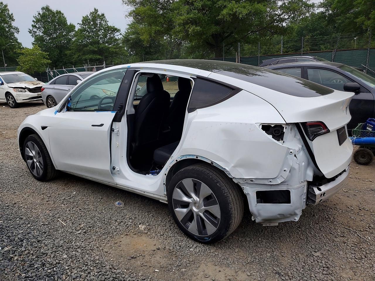 2024 TESLA MODEL Y — Фото 2 из 13