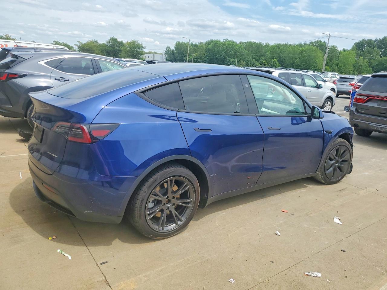 2024 TESLA MODEL Y — Фото 3 из 13