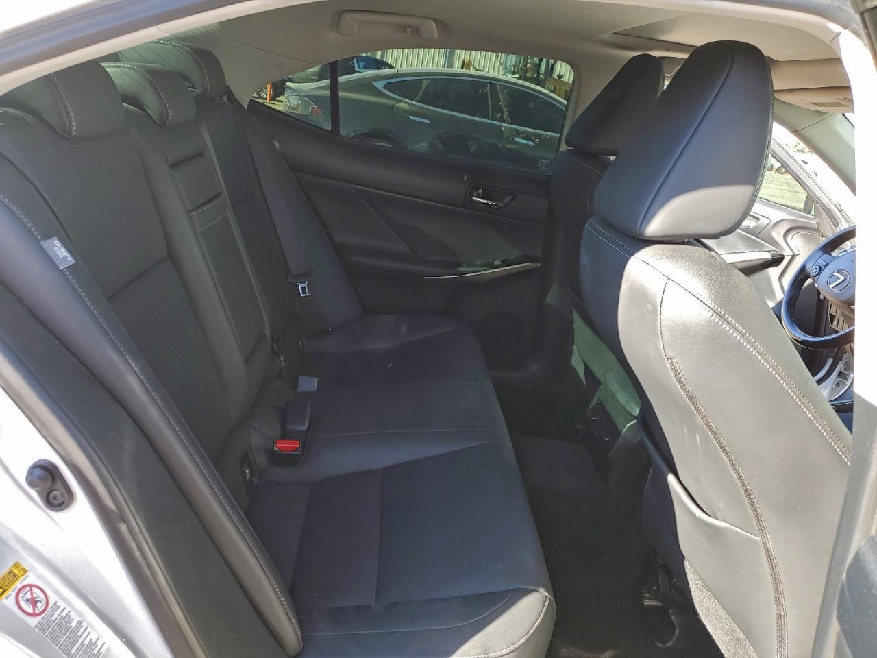 2016 LEXUS IS 200T — Фото 10 из 12