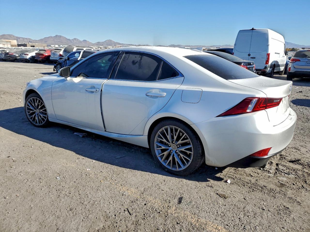 2016 LEXUS IS 200T — Фото 2 из 12