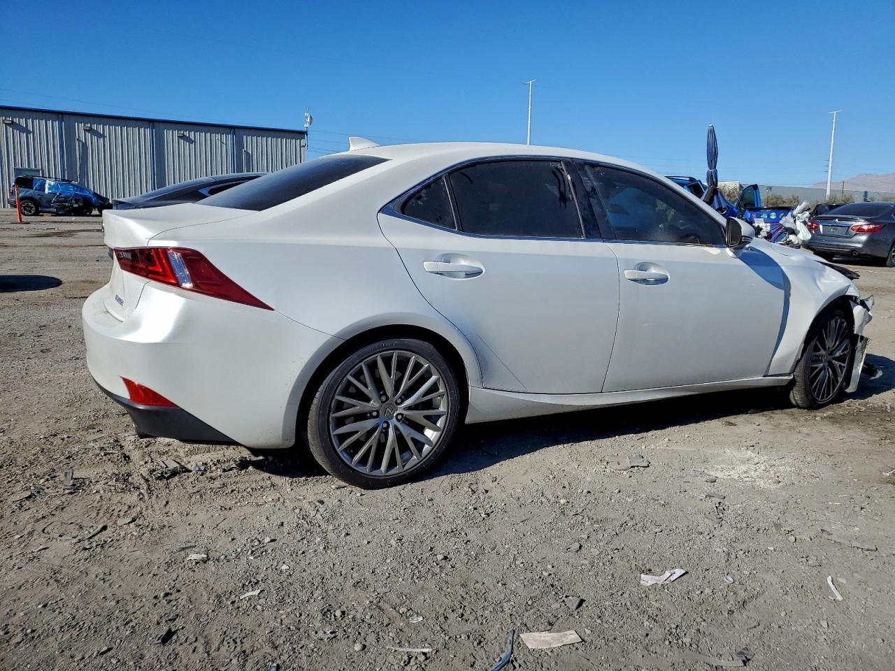 2016 LEXUS IS 200T — Фото 3 из 12