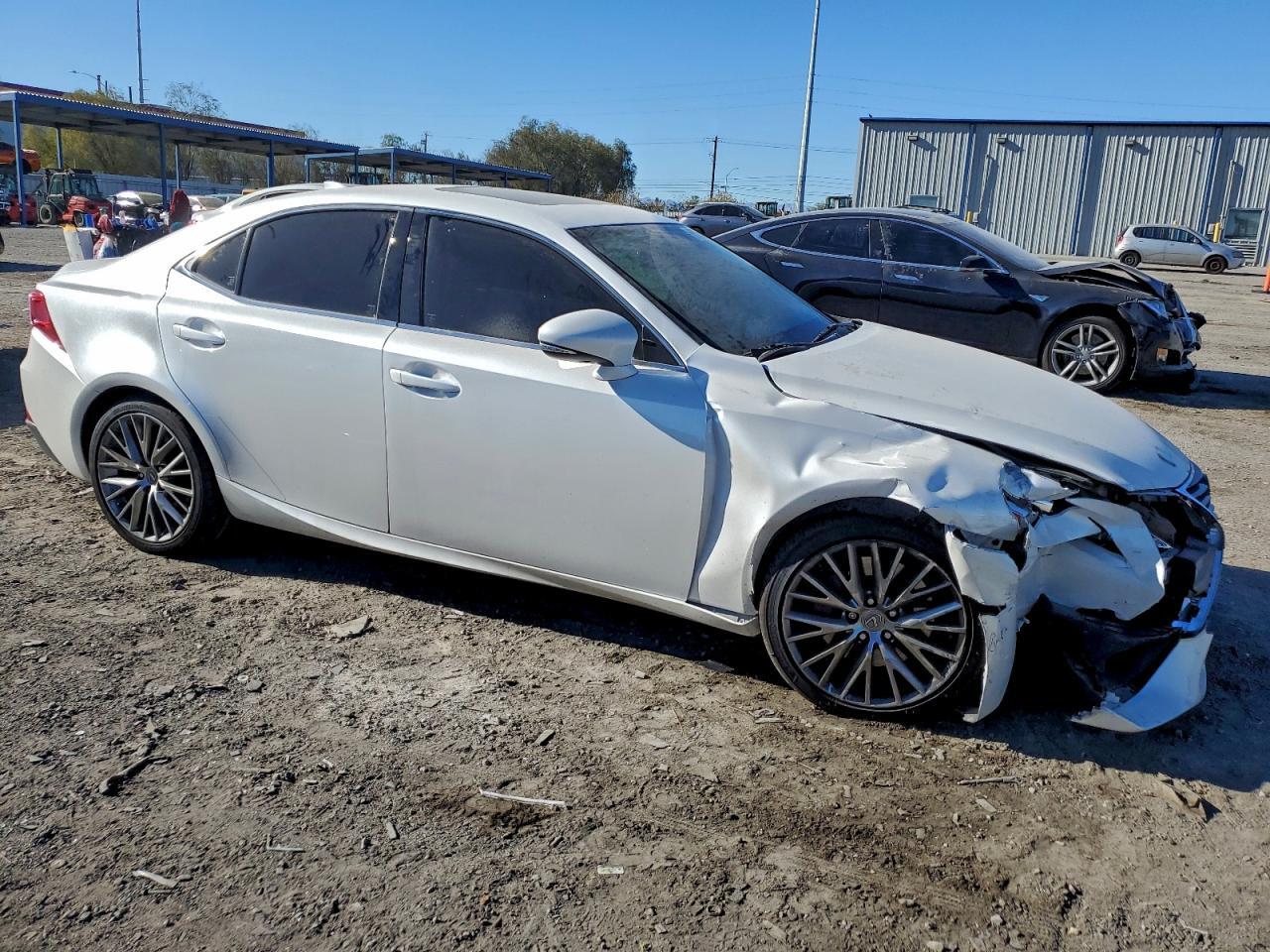 2016 LEXUS IS 200T — Фото 4 из 12