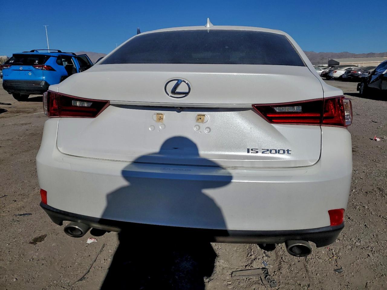2016 LEXUS IS 200T — Фото 6 из 12
