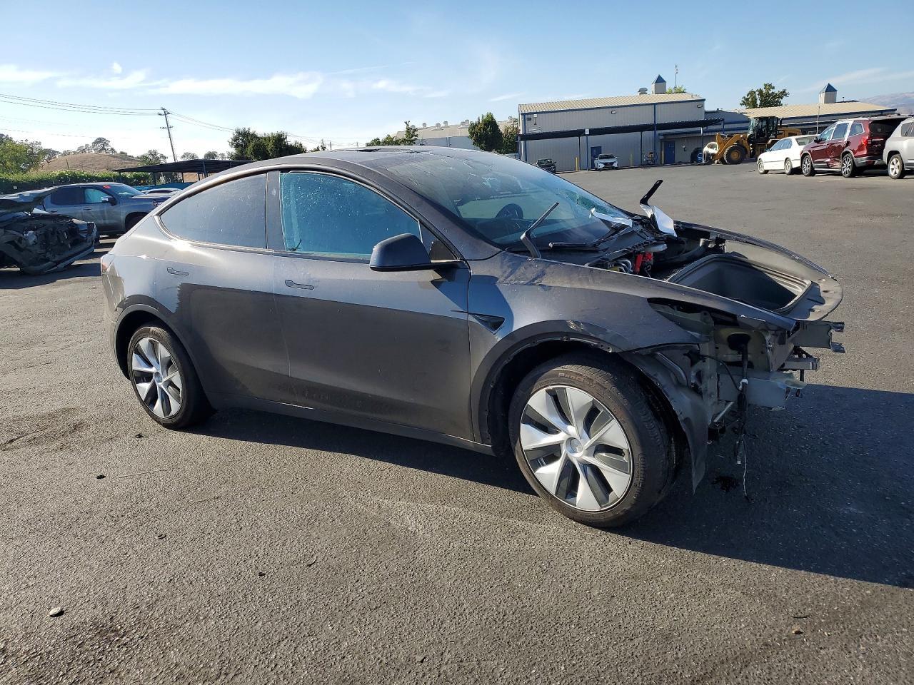 2024 TESLA MODEL Y — Фото 4 из 12